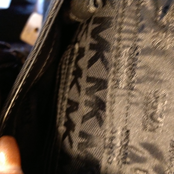 Two piece Michael kors tote with matching wristlet. - Picture 15 of 16